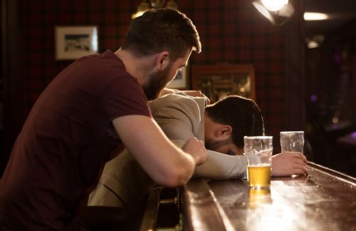 Пьяные мужчины в баре